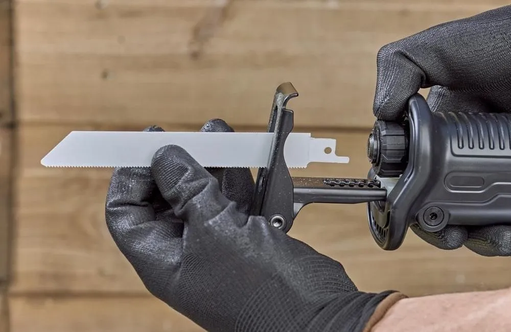 Сабельная пила Black+Decker BES301-QS