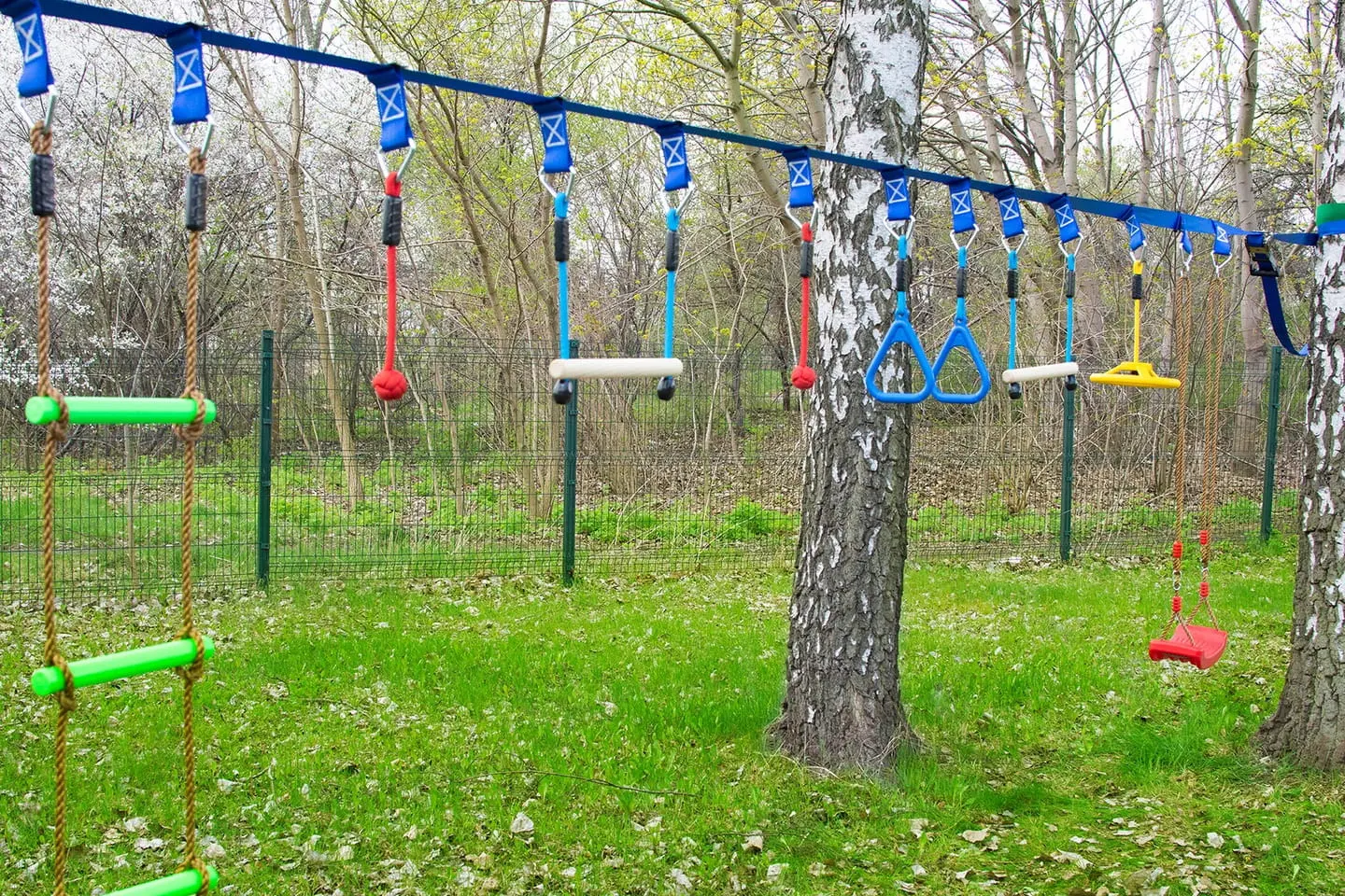 Cursa portabil cu obstacole pentru copii - JUMI (cu balansoar)