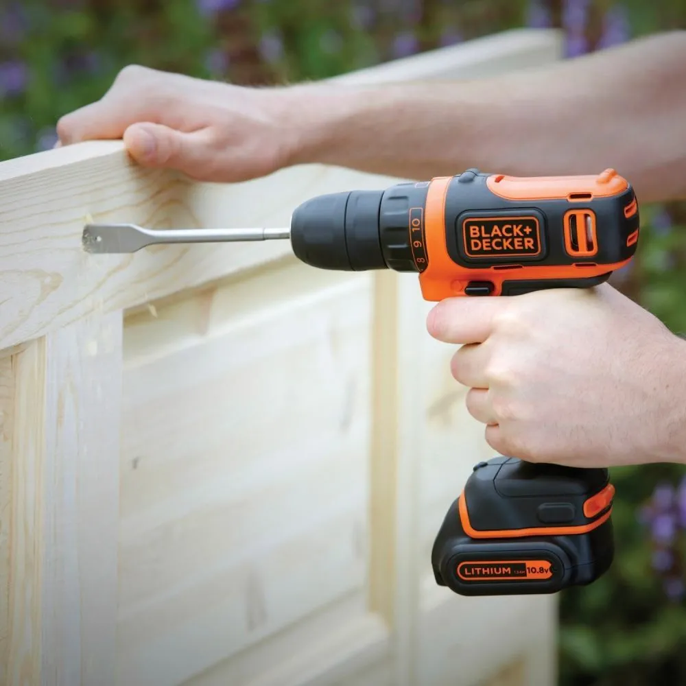 Аккумуляторная дрель-шуруповерт Black+Decker BDCDD12B-QW