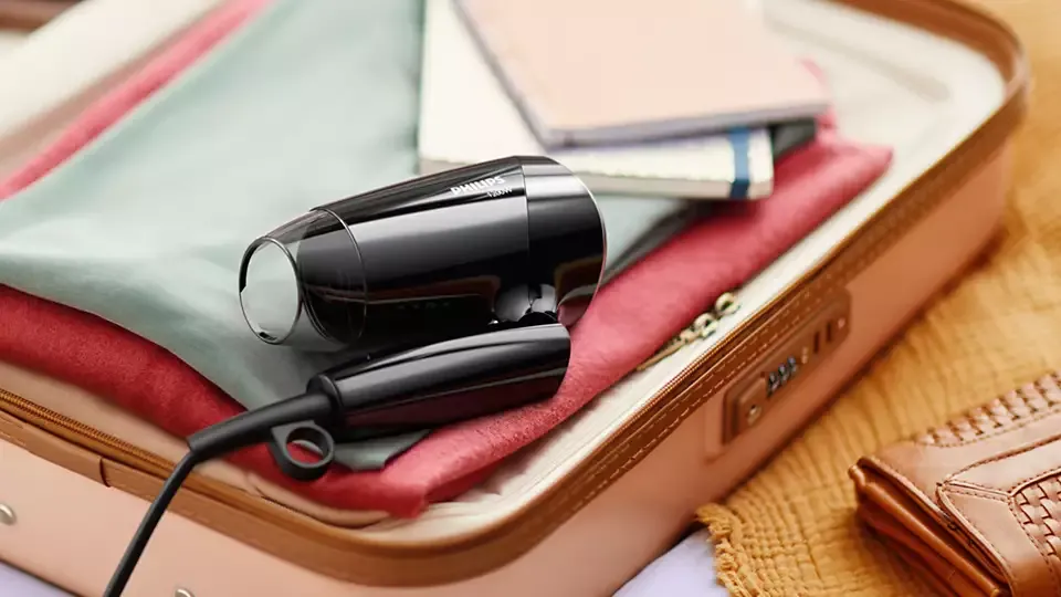 Uscător de păr compact Philips EssentialCare BHC010/10, 1200 W, Negru