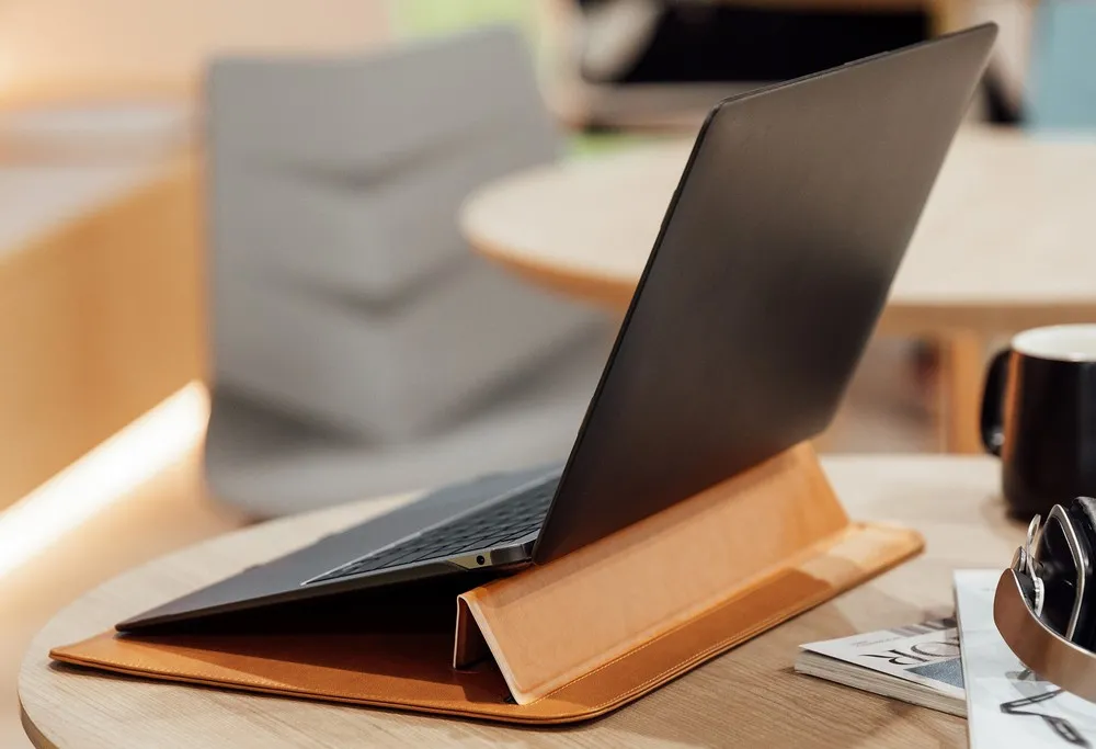 Husă universală pentru Laptop Moshi Muse 3-in-1 Slim Laptop Sleeve, 13", Microfibră, Maro