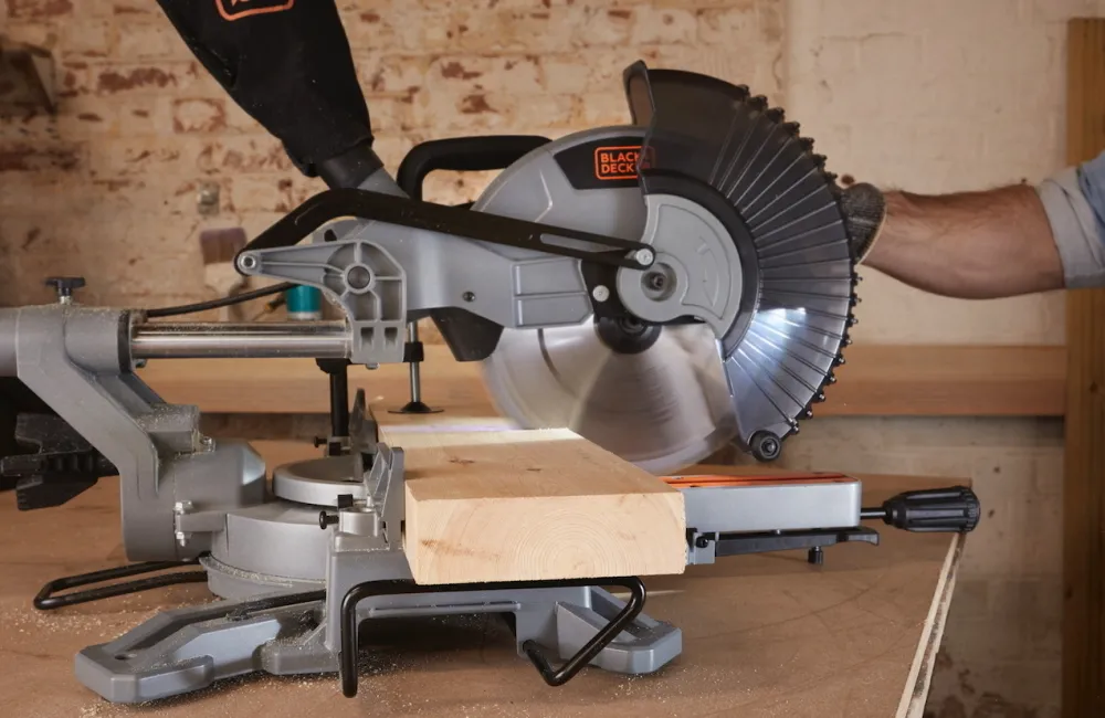 Торцовочная пила Black+Decker BES710-QS