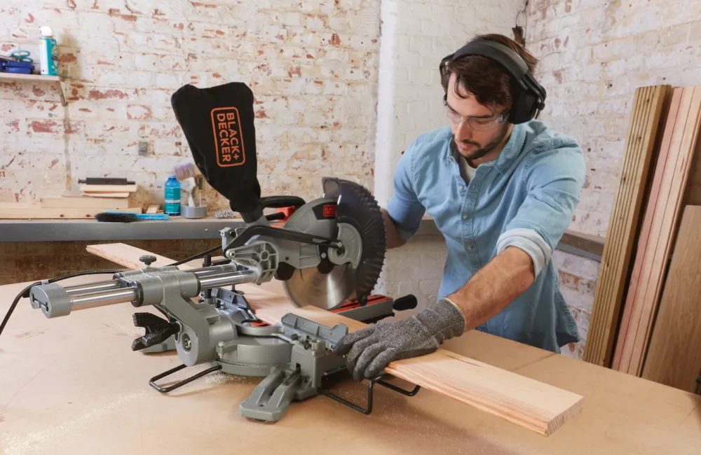 Торцовочная пила Black+Decker BES710-QS