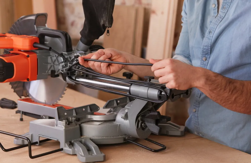 Торцовочная пила Black+Decker BES710-QS