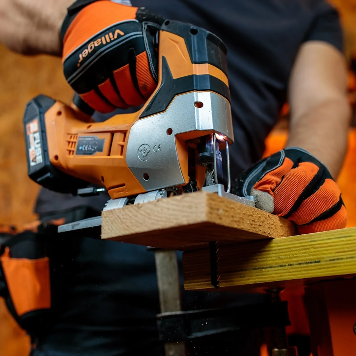 Лобзик на батарейках Villager FUSE VLN 1120