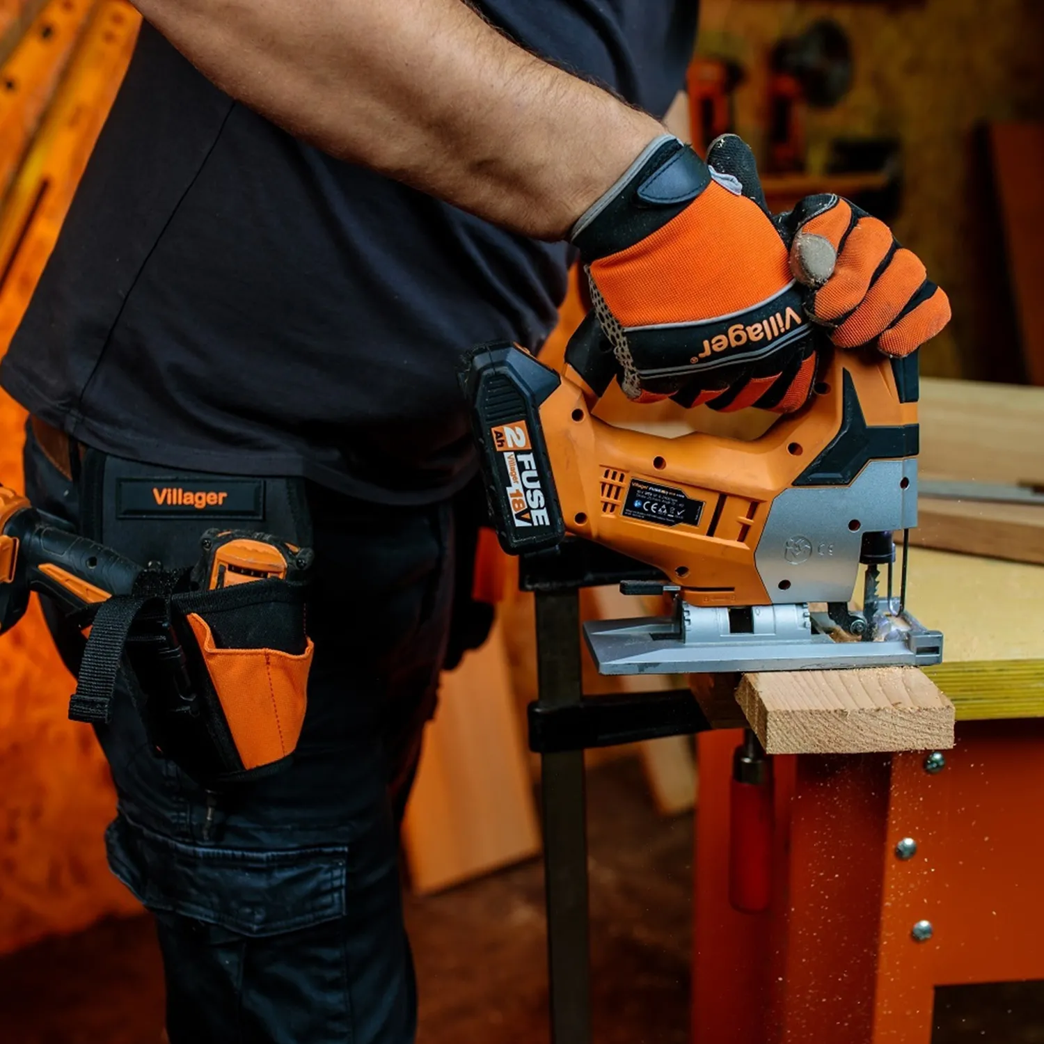 Лобзик на батарейках Villager FUSE VLN 1120