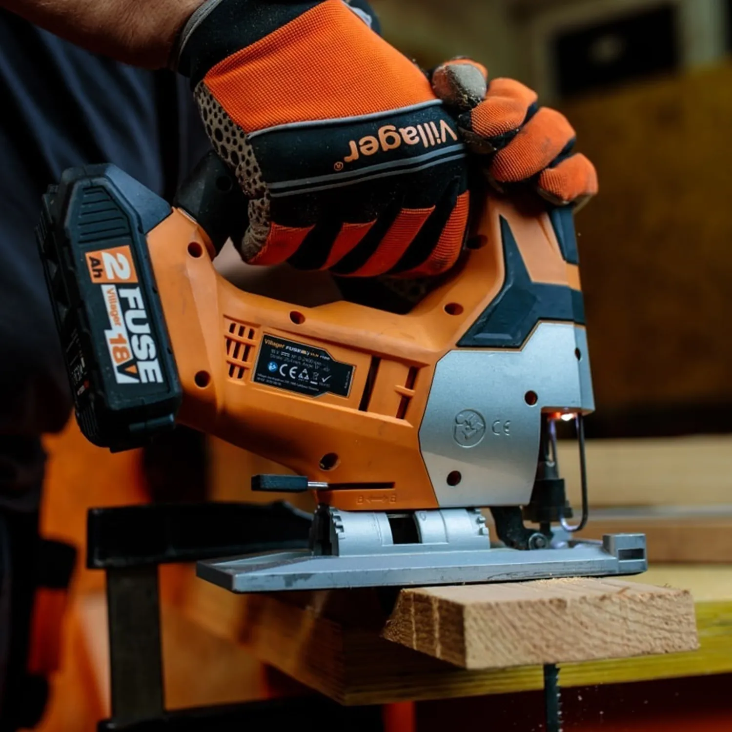 Лобзик на батарейках Villager FUSE VLN 1120