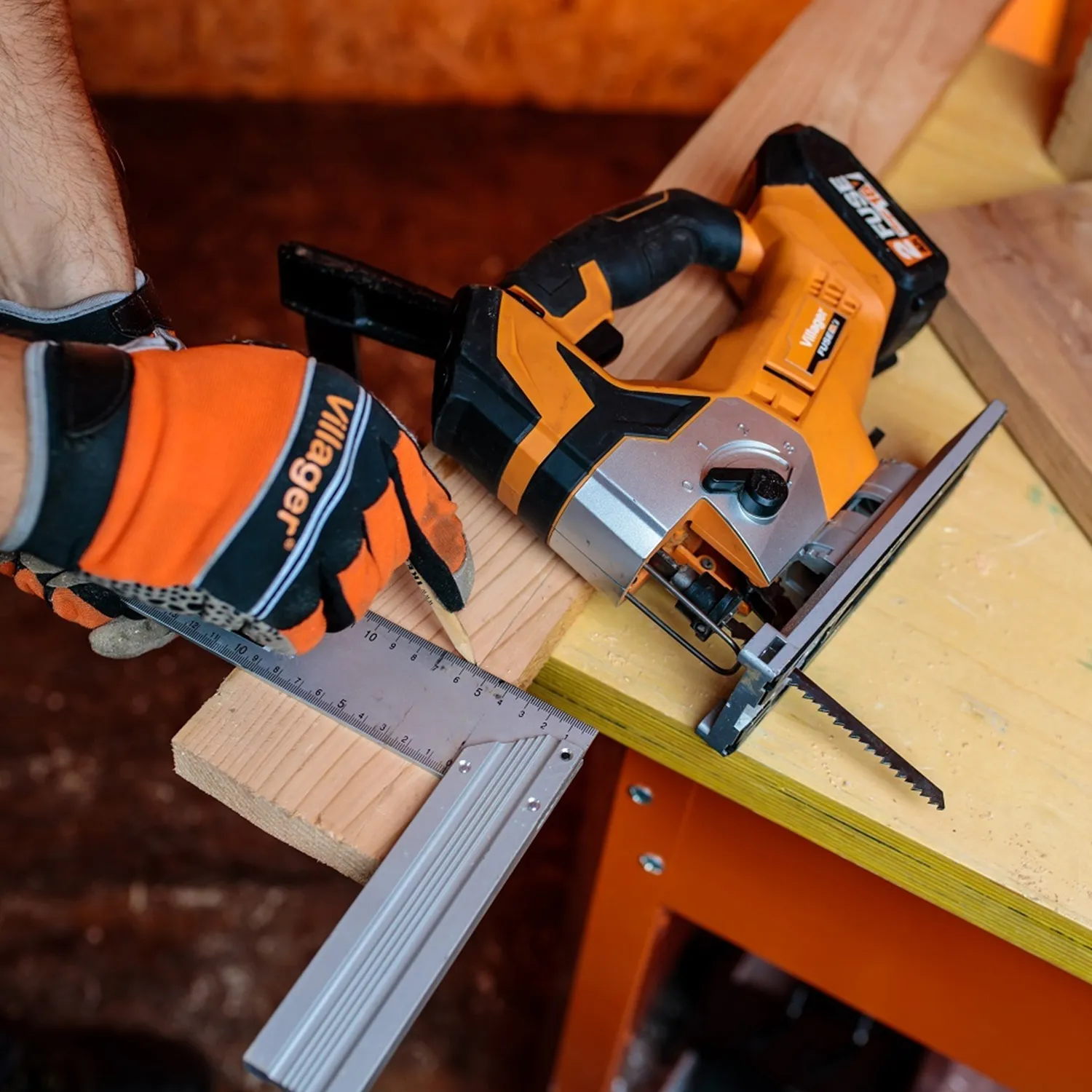 Лобзик на батарейках Villager FUSE VLN 1120